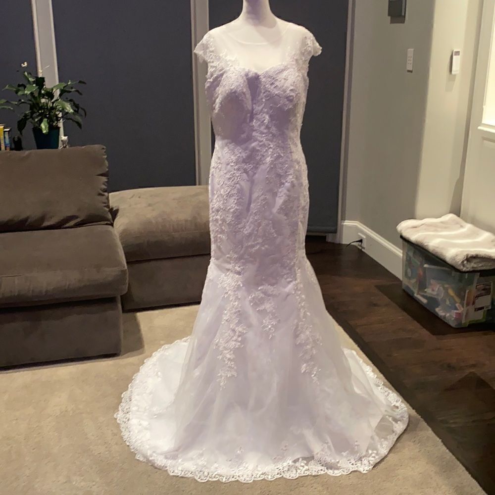 Gorgeous Mermaid Style Wedding Dress White Size 14 NWOT